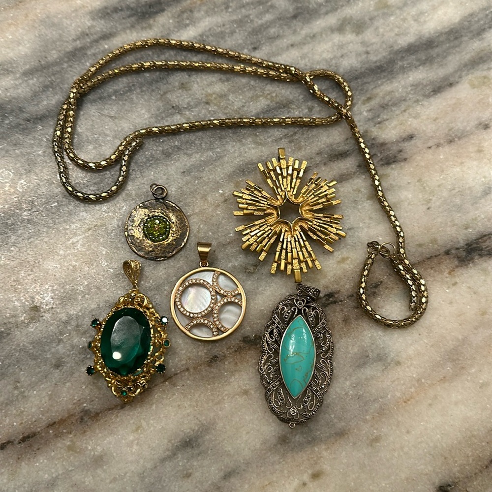 Chain with mixture of pendants